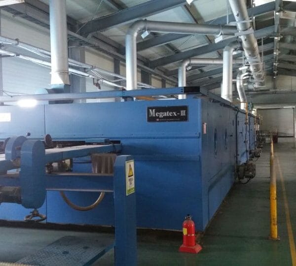 عملية تشطيب النسيج المحبوك أو القماش المنسوج.