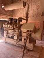 ولدات كهرباء ديزل بقدرة 300 ك.ف.أ لكل مولد، يعملان بنظام تشغيل متزامن