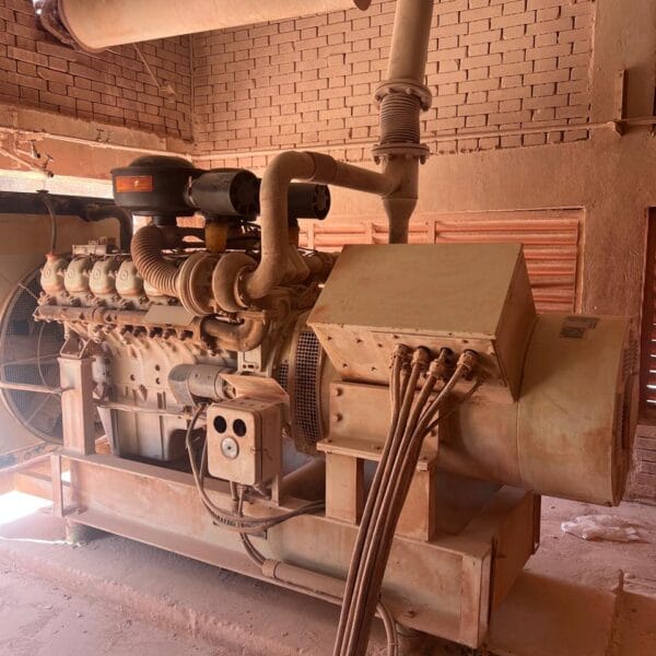 ولدات كهرباء ديزل بقدرة 300 ك.ف.أ لكل مولد، يعملان بنظام تشغيل متزامن